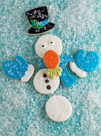 How to Make Simple Snowman Cookies that Need Help www.thebearfootbaker.com