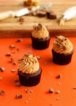 You'll Love this Simple One Bowl Peanut Butter Frosting and So Will Your Kids via www.thebearfootbaker.com