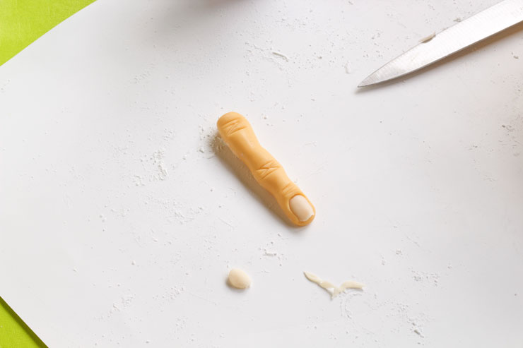 How to Make Simple Fondant Fingers | The Bearfoot Baker
