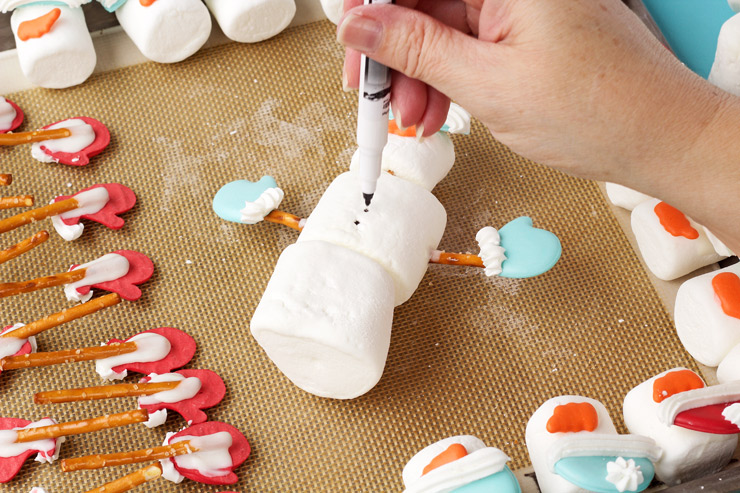 Fun Marshmallow Snowmen | The Bearfoot Baker