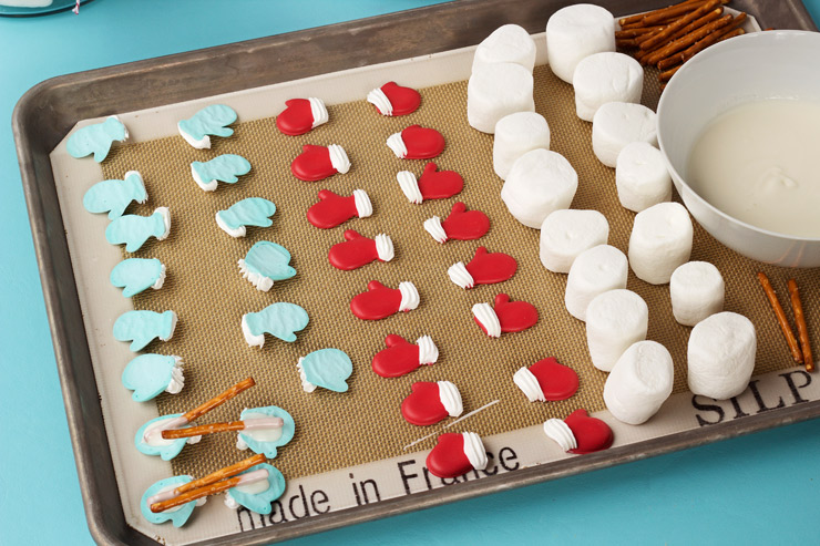 How to Make Fun Marshmallow Snowmen | The Bearfoot Baker
