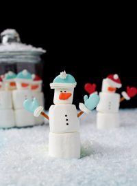 Simple Marshmallow Snowmen | The Bearfoot Baker