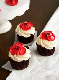 How to Make Beautiful Buttercream Poppy Flowers with Video | The Bearfoot Baker