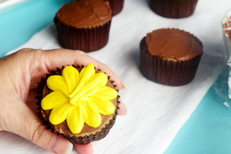 How to Make Easy Daisy Cupcakes | The Bearfoot Baker