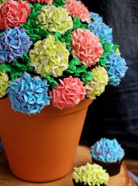 How to Make a Pretty Cupcake Bouquet | The Bearfoot Baker
