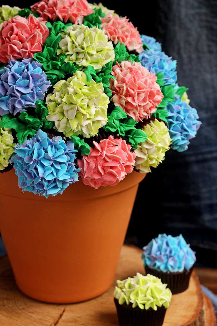How to Make a Pretty Cupcake Bouquet | The Bearfoot Baker