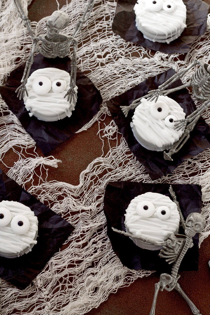 How to Make These Simple Little Decorated Chocolate Covered Mummy Oreo’s for Halloween | The Bearfoot Baker