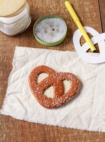 How to Make Pretzel Cookies with Royal Icing | The Bearfoot Baker