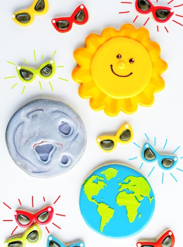 How To Make Solar Eclipse Cookies with Video | The Bearfoot Baker