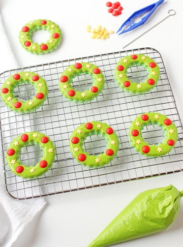 How to Make Simple Christmas Wreath Cookies | The Bearfoot Baker