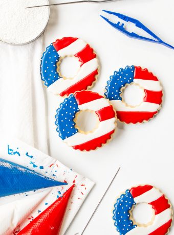 How to Make Simple Patriotic Wreath Cookies | The Bearfoot Baker