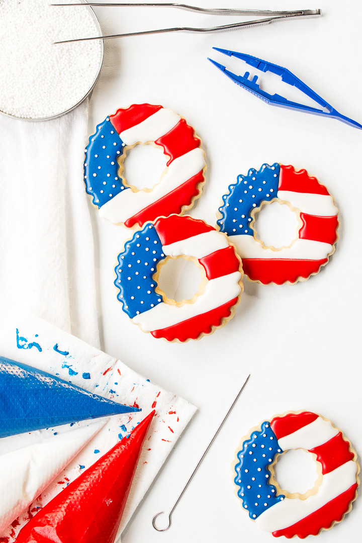 How to Make Simple Patriotic Wreath Cookies | The Bearfoot Baker